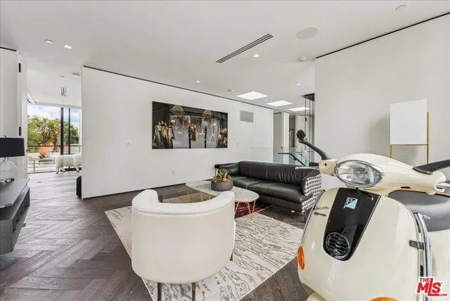 $32,500 | 213 South La Peer Drive, Beverly Hills, CA 90211