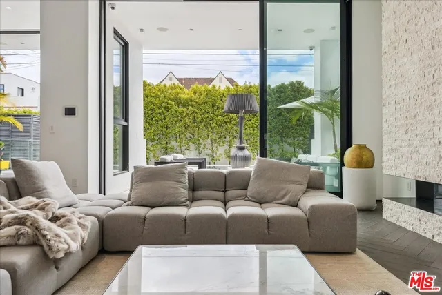 $32,500 | 213 South La Peer Drive, Beverly Hills, CA 90211