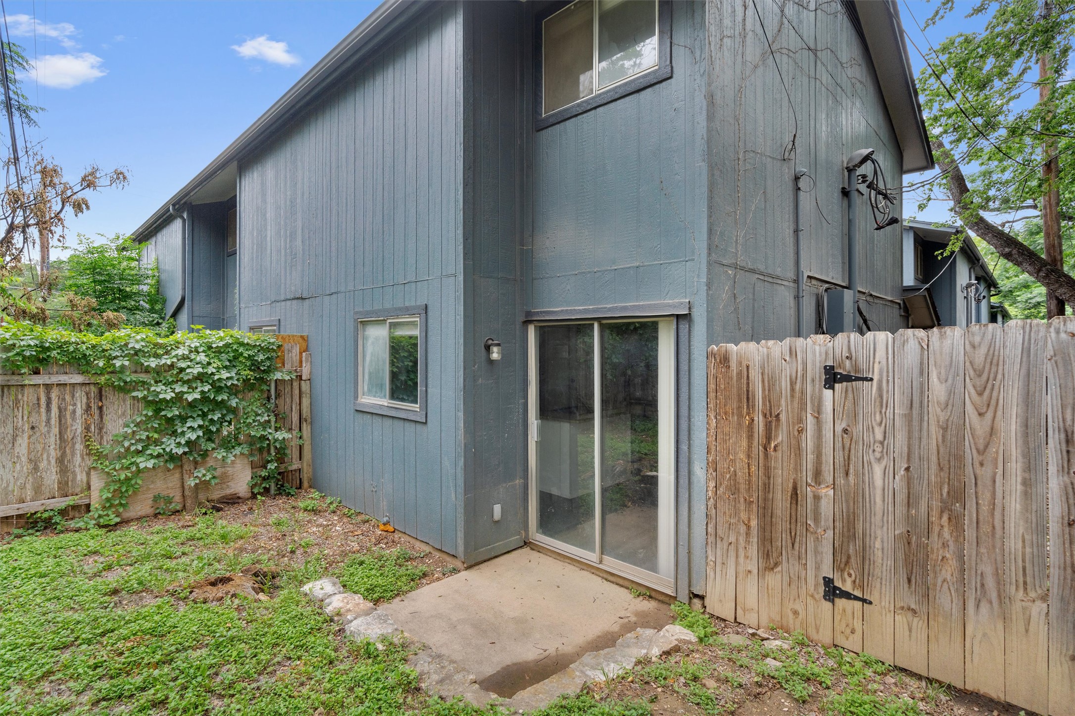 3415 Menchaca Road, Unit 113 Austin, TX 78704 - Photo 18 of 21 a backyard of a house