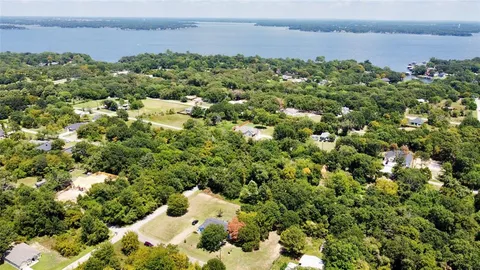 a view of a houses with a yard