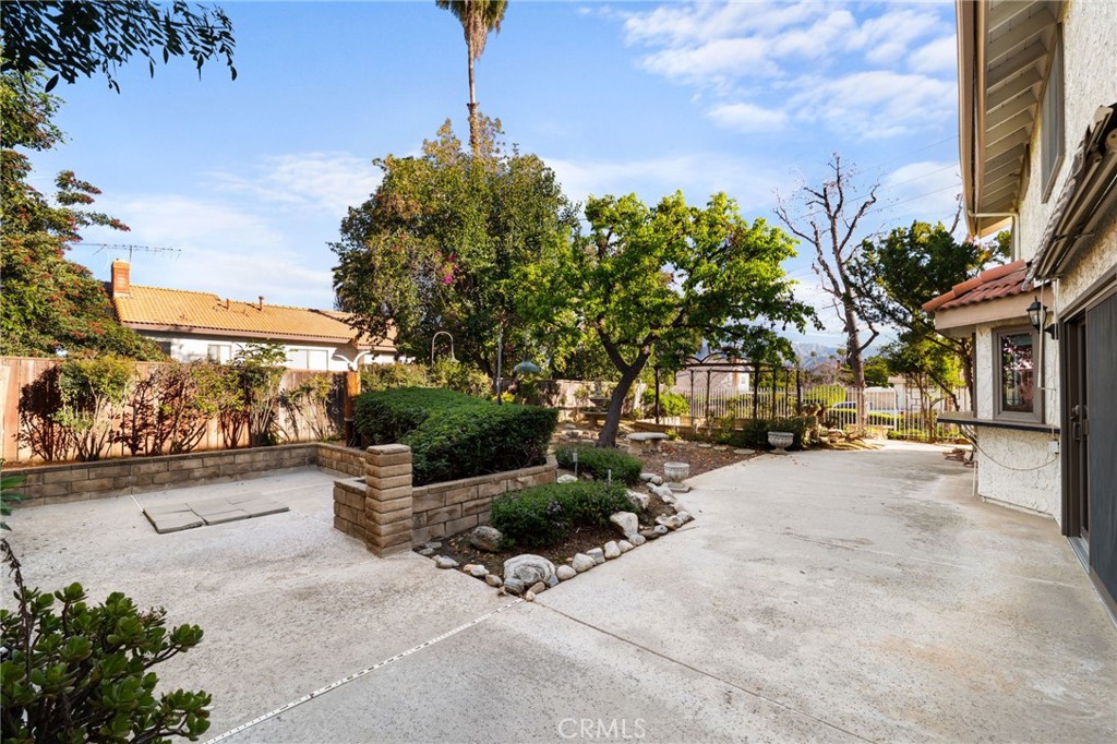 162 Lakeside Avenue Redlands, CA 92373 - Photo 31 of 32 a view of a patio with table and chairs and potted plants