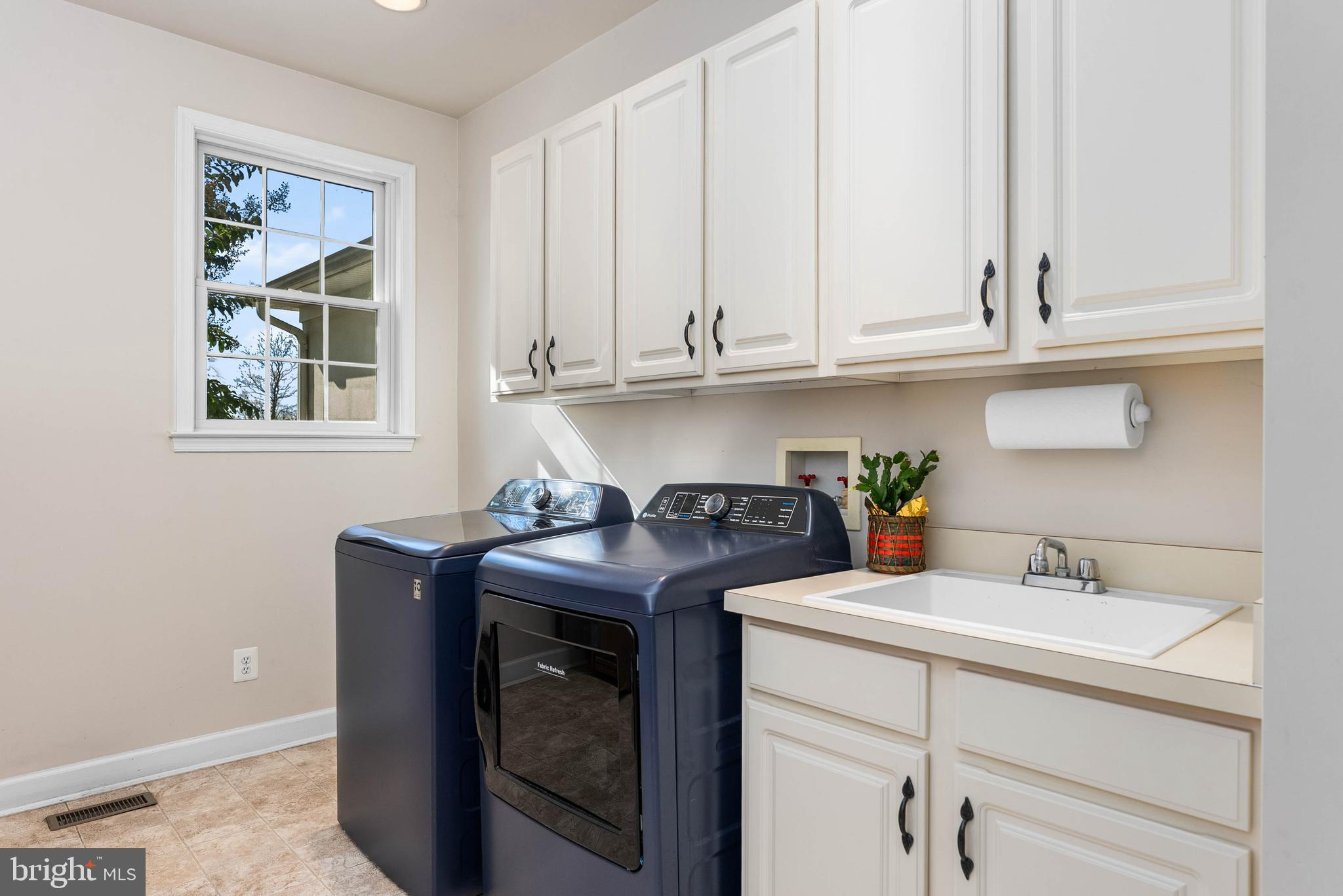 15507 Manor Road Monkton, MD 21111 - Photo 23 of 31 a kitchen with stainless steel appliances granite countertop a sink a stove and cabinets