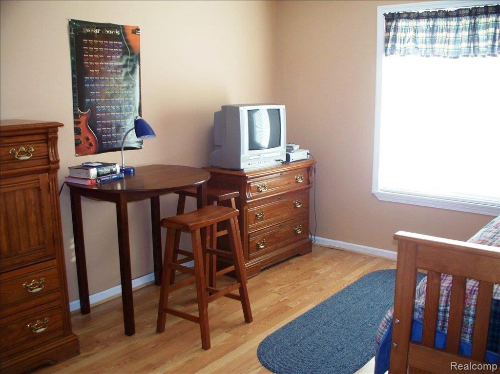 1054 West Livingston Road Highland, MI 48357 - Photo 17 of 25 3rd bedroom