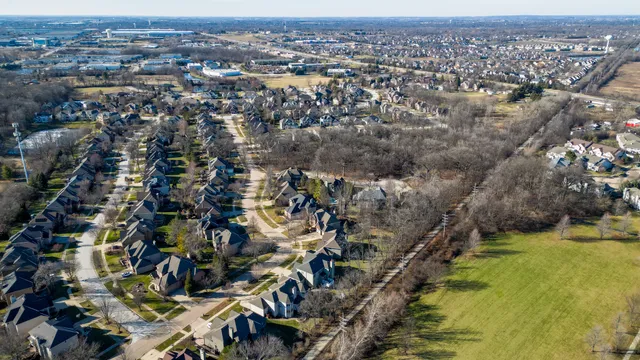 $800,000 | 2667 Charter Oak Drive, Aurora, IL 60502