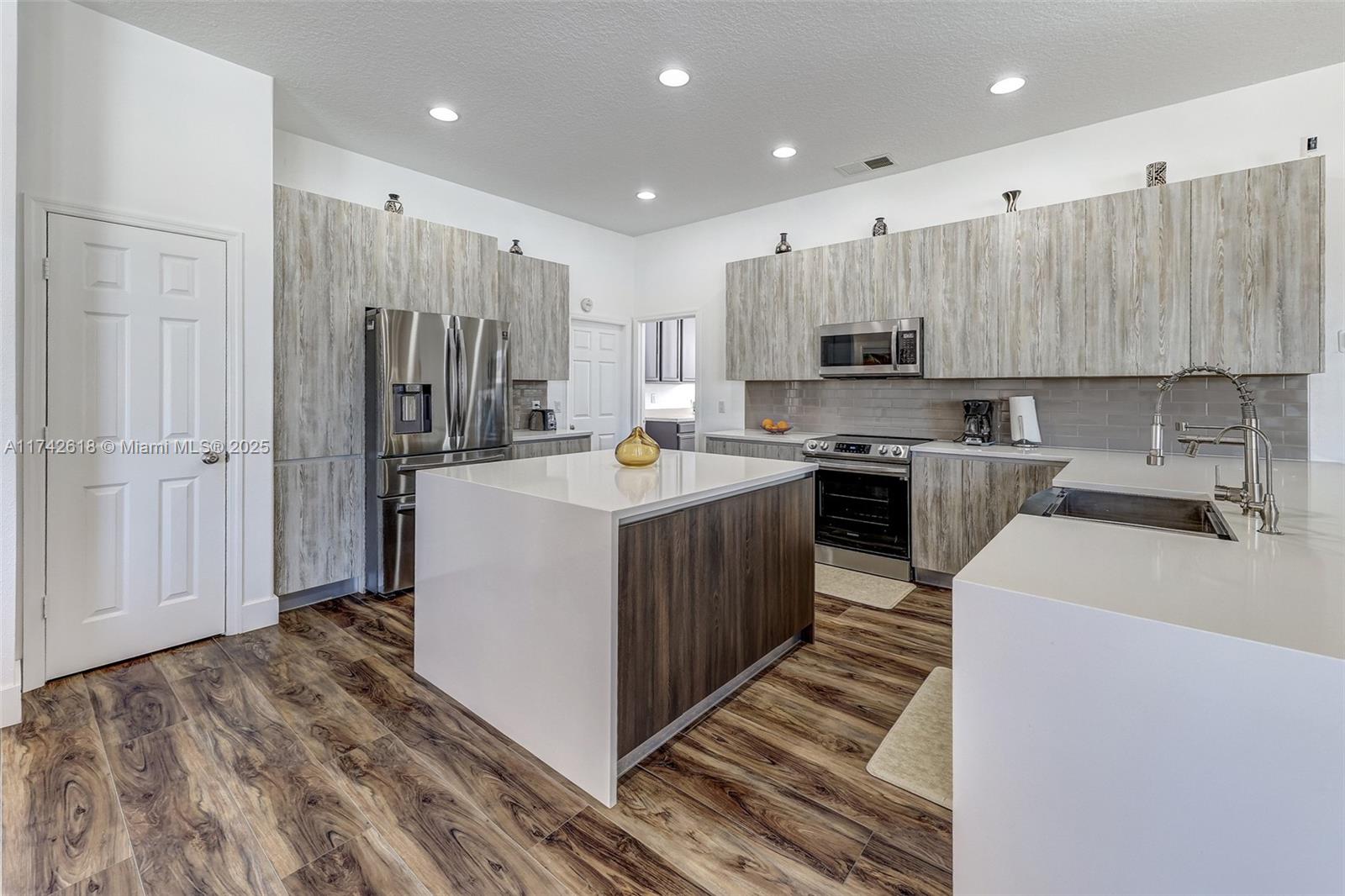 652 Coventry Road Davenport, FL 33897 - Photo 18 of 67