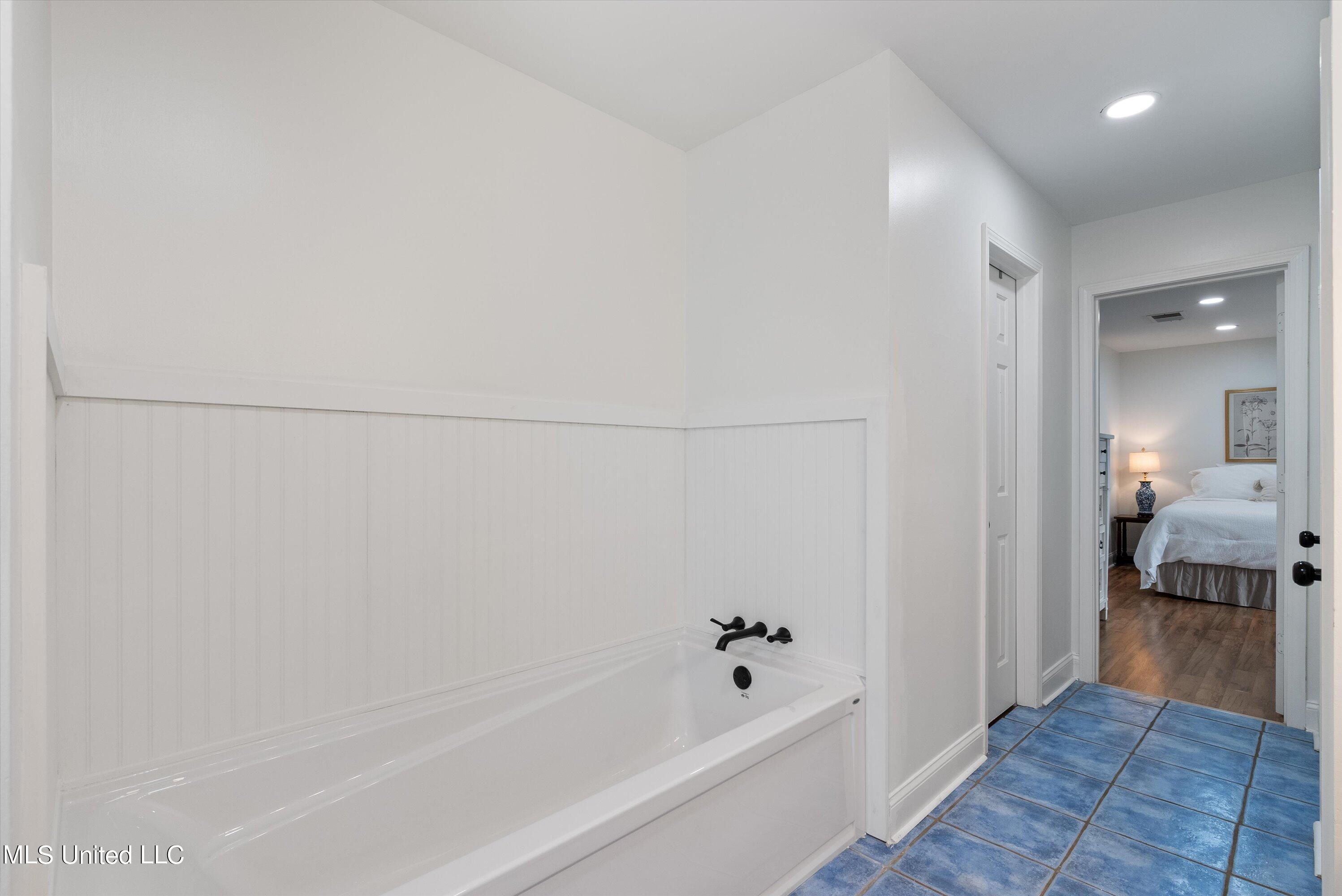 1831 Hammond Hill Road Como, MS 38619 - Photo 23 of 32 23-Primary Tub - Copy