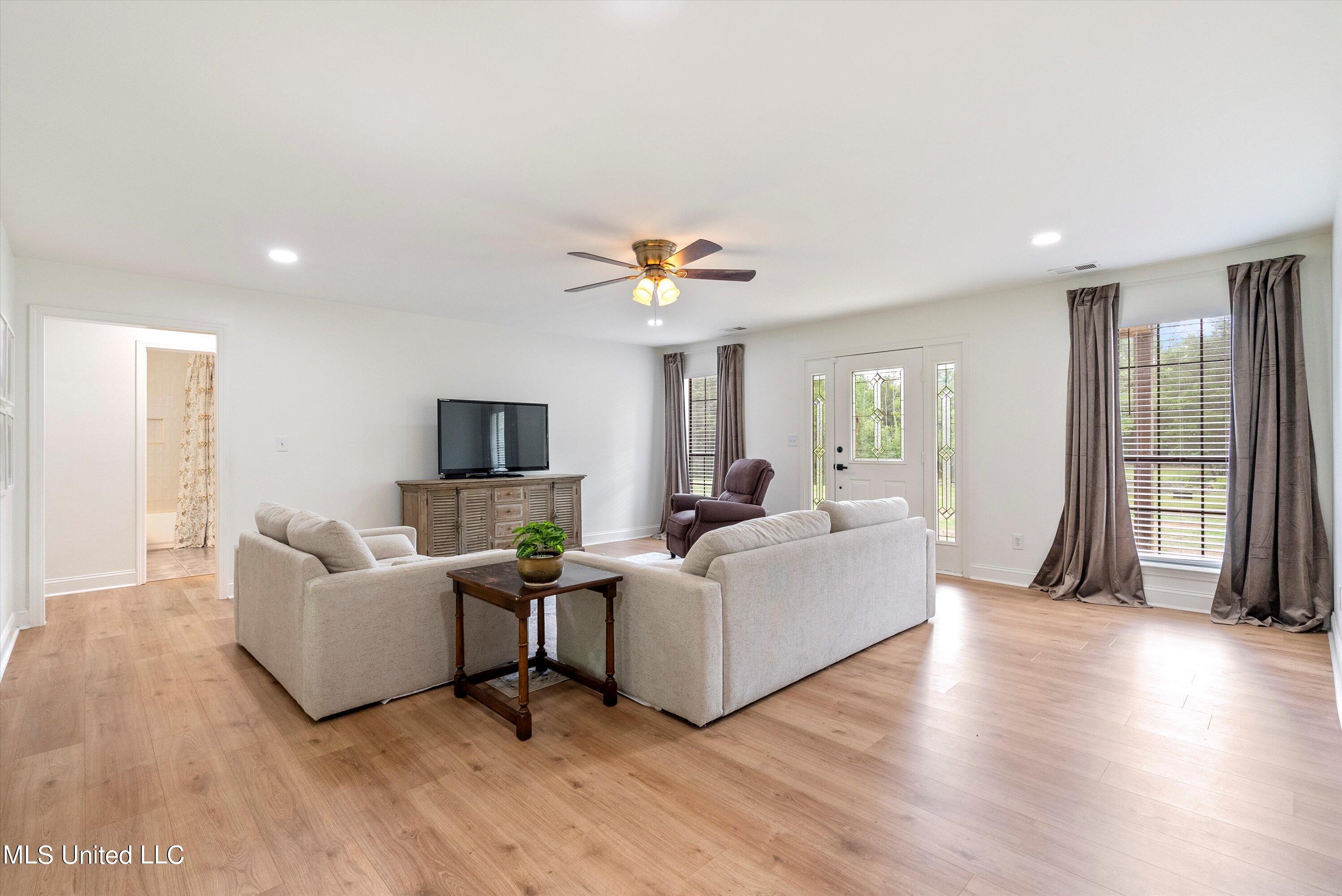 1831 Hammond Hill Road Como, MS 38619 - Photo 6 of 32 05-Living Room