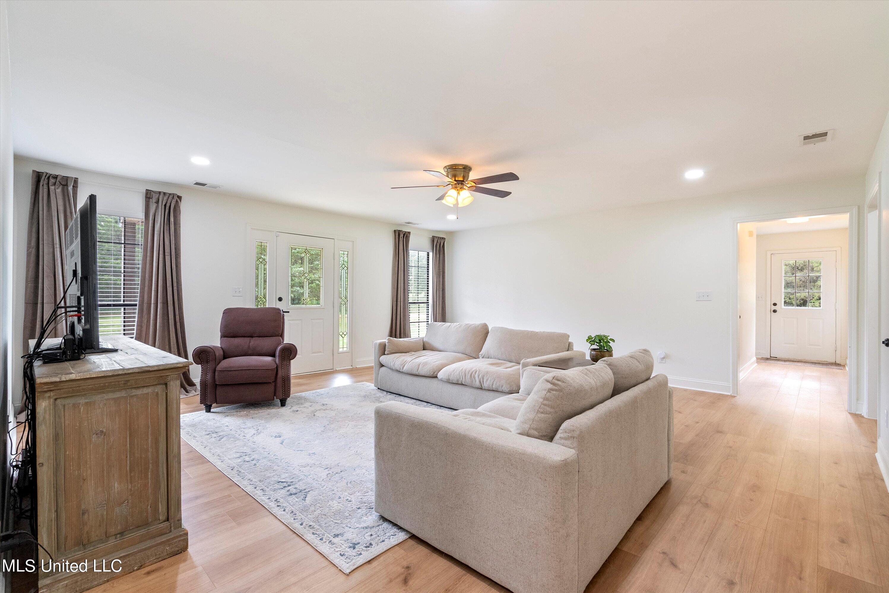 1831 Hammond Hill Road Como, MS 38619 - Photo 7 of 32 06-Living Room