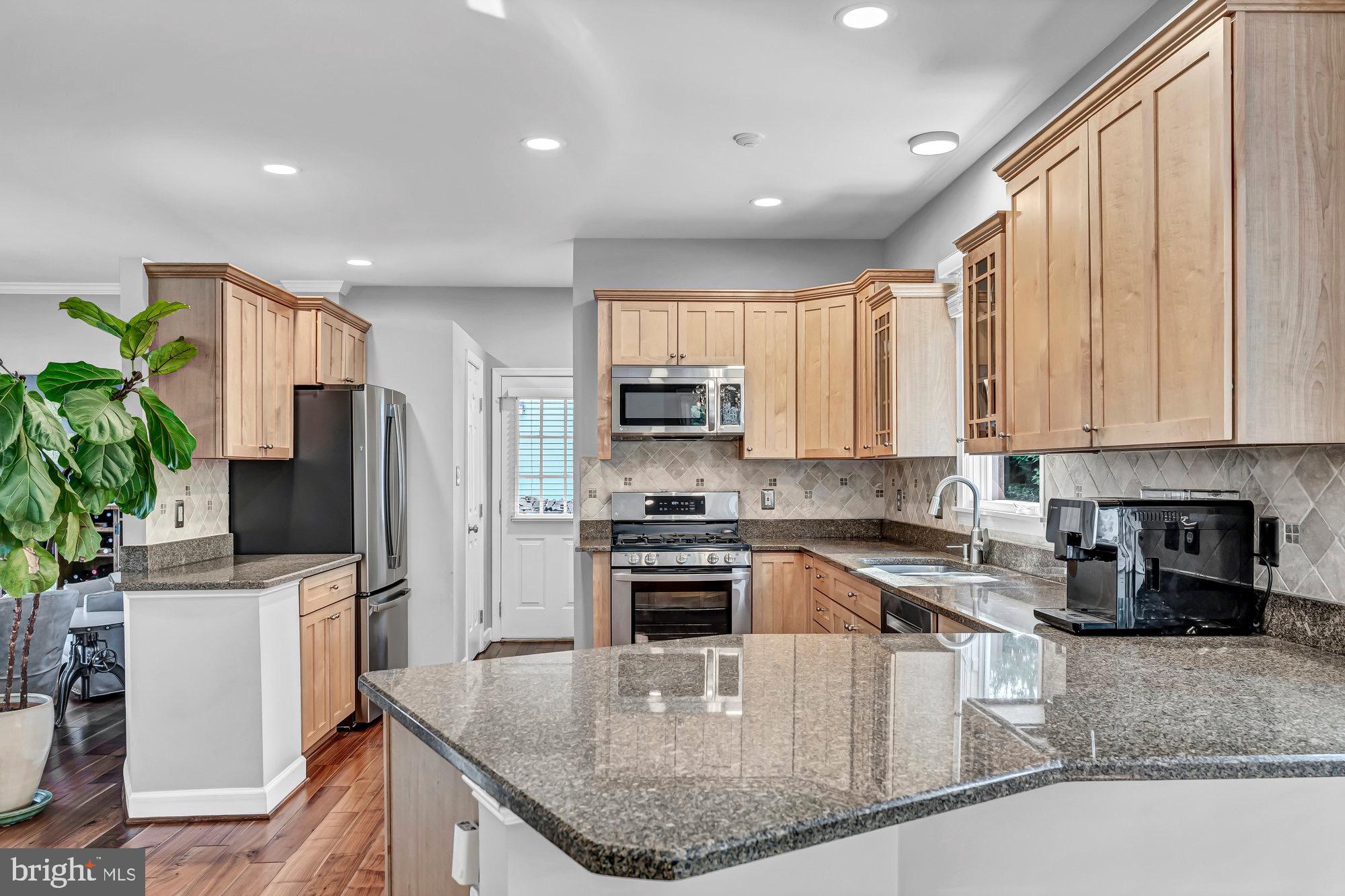 215 Tapawingo Road Southeast Vienna, VA 22180 - Photo 15 of 91