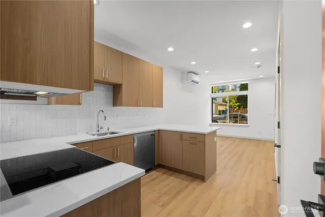 $875,000 | 7009 9th Avenue Northeast, Seattle, WA 98115