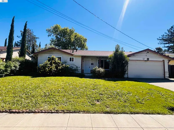 a view of a house with a backyard