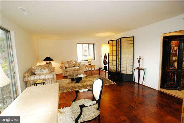 101 Cross Keys Road, Unit D Baltimore, MD 21210 - Photo 3 of 16 Living Room