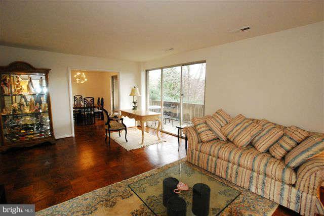 101 Cross Keys Road, Unit D Baltimore, MD 21210 - Photo 4 of 16 Living Room