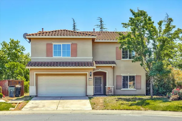a view of a house with a yard and garage
