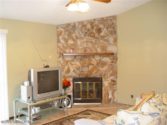 8419 Gemini Road Jacksonville, FL 32216 - Photo 2 of 4 Living Room