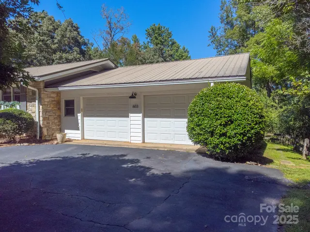 $629,000 | 603 Hemlock Hills Drive, Franklin, NC 28734