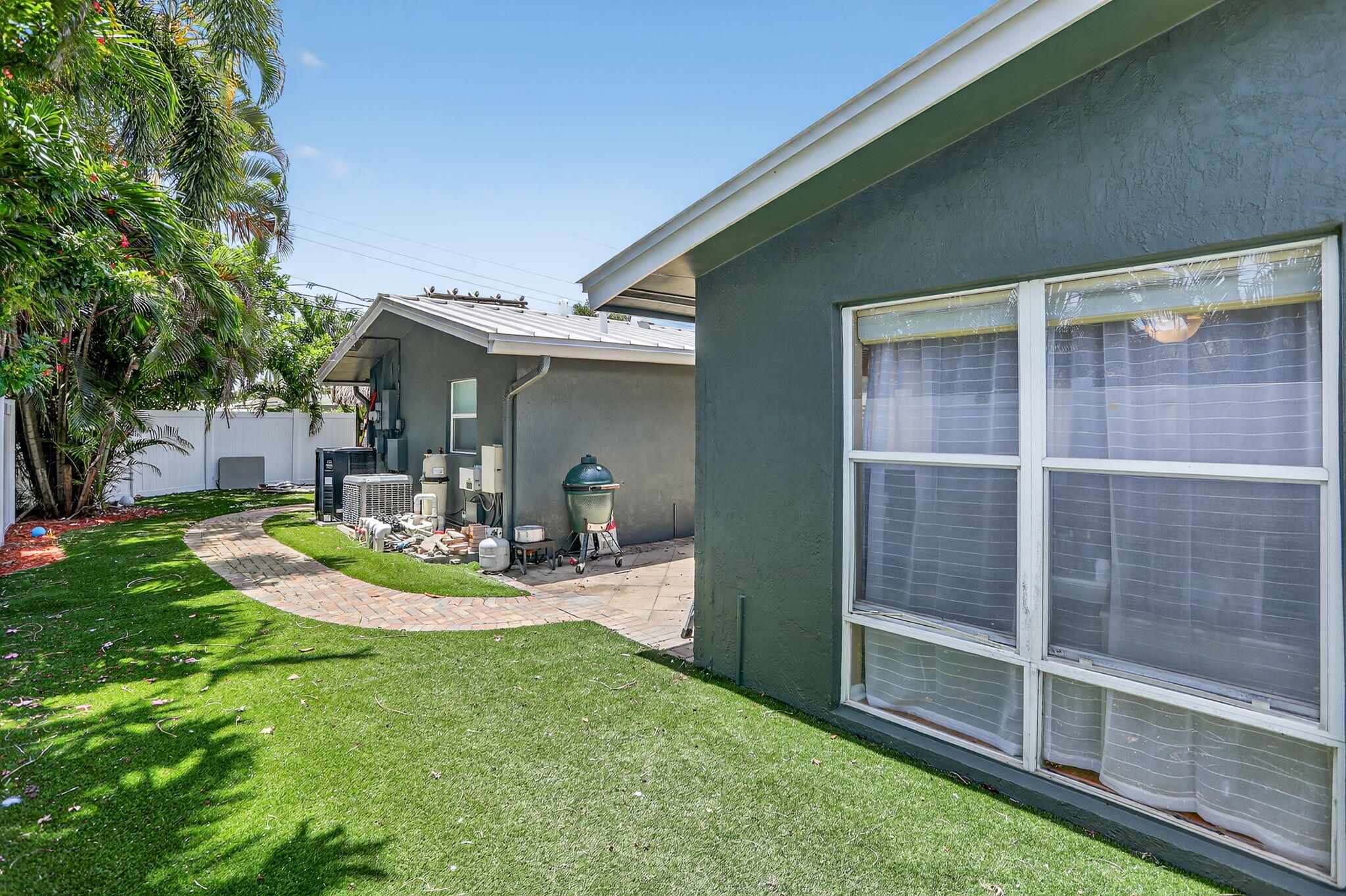 1960 Northeast 31st Street Lighthouse Point, FL 33064 - Photo 23 of 28 24 east side yard