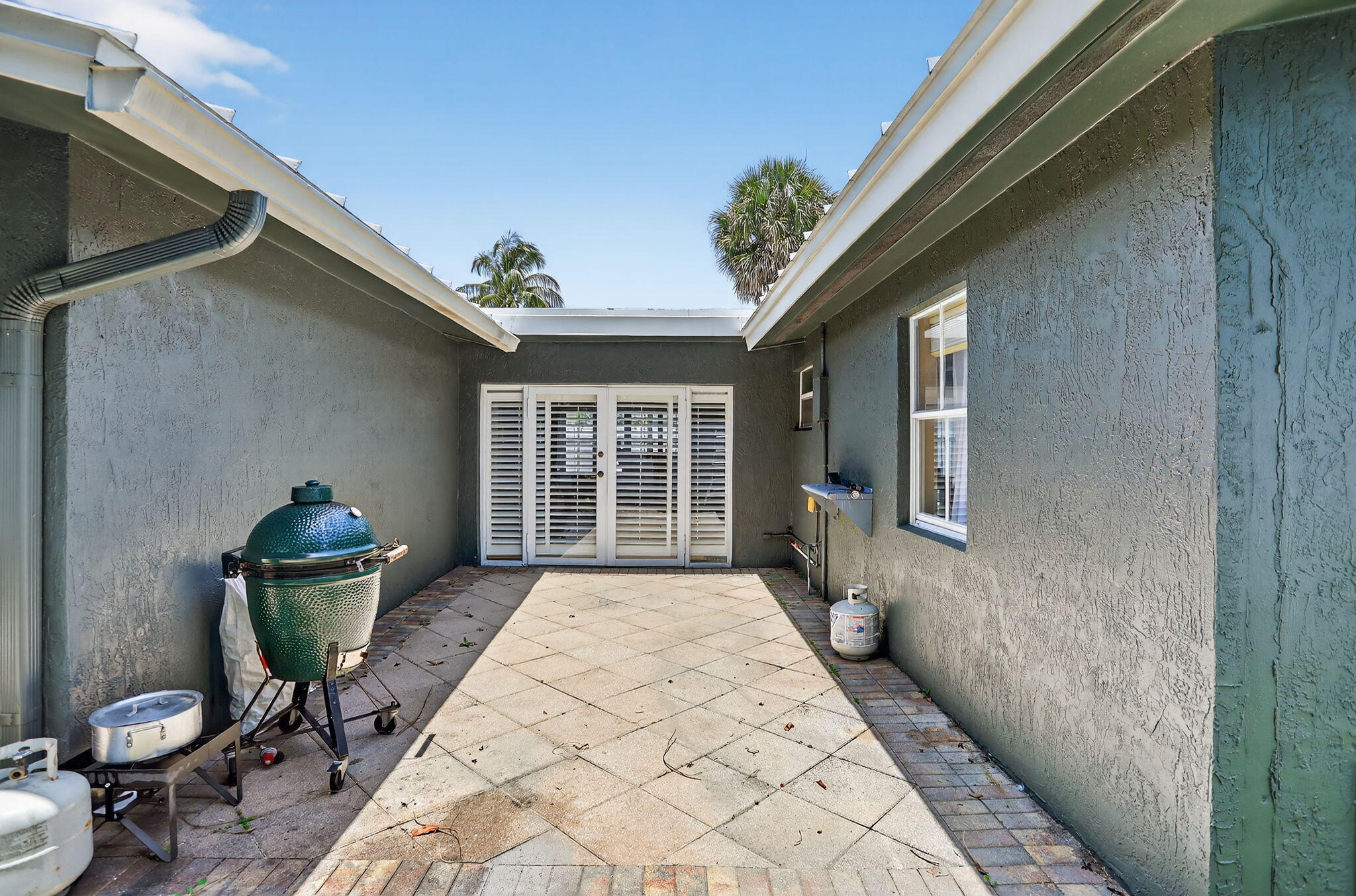1960 Northeast 31st Street Lighthouse Point, FL 33064 - Photo 24 of 28 28 east side patio