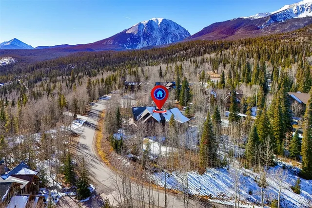 a view of outdoor area and city view