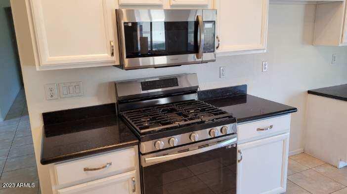 1821 East Apollo Road Phoenix, AZ 85042 - Photo 14 of 47 NEW S/S MICROWAVE & GAS STOVE