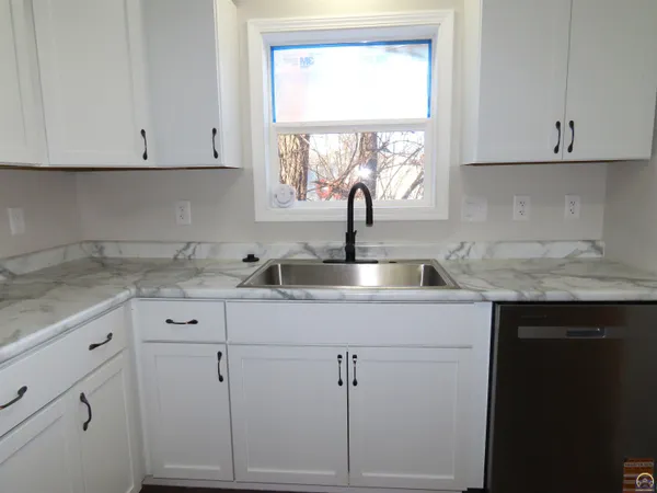 $164,900 | 1021 Southwest Boswell Avenue, Topeka, KS 66604