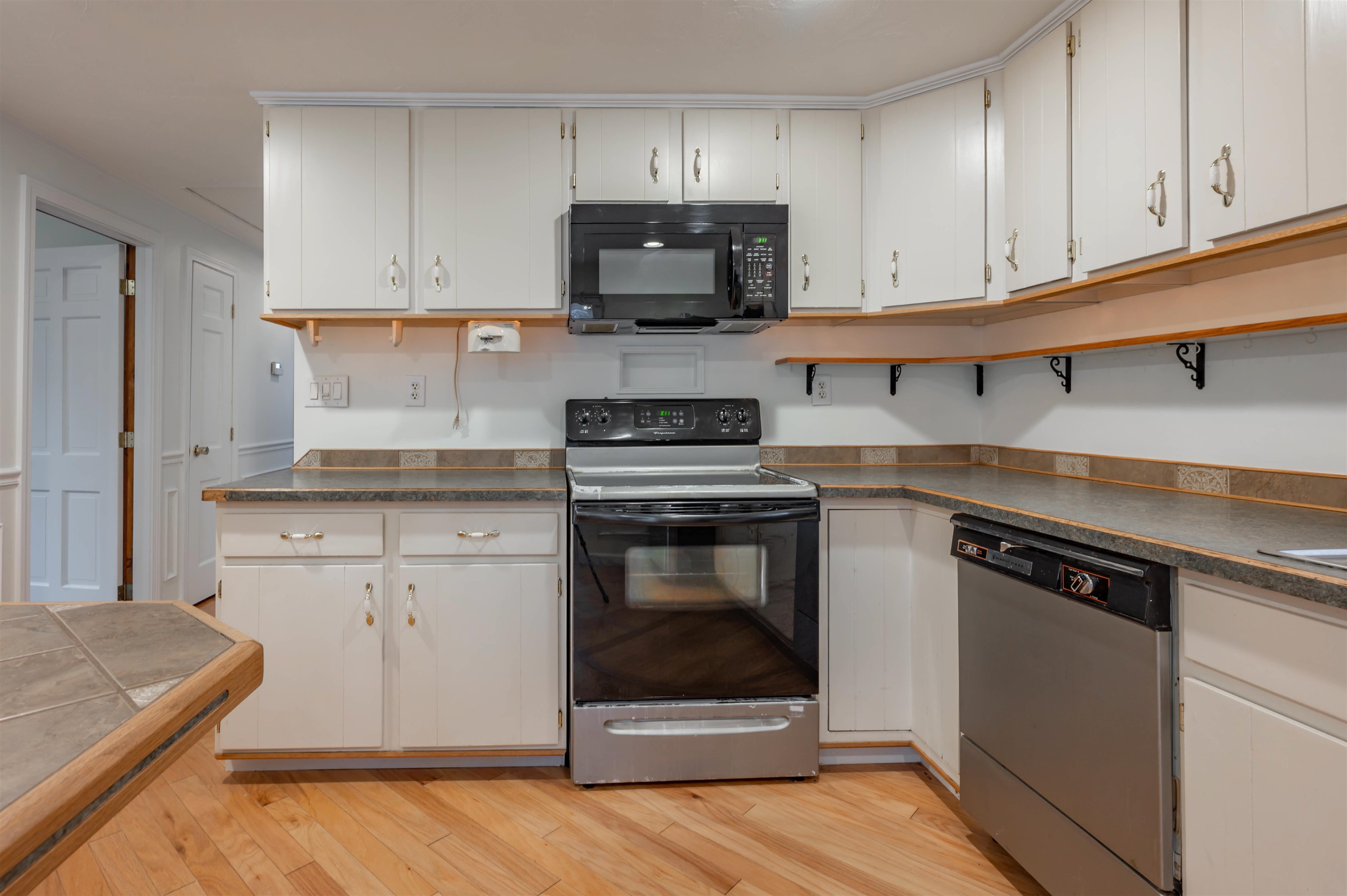 5 Betty Lane Salem, NH 03079 - Photo 11 of 36