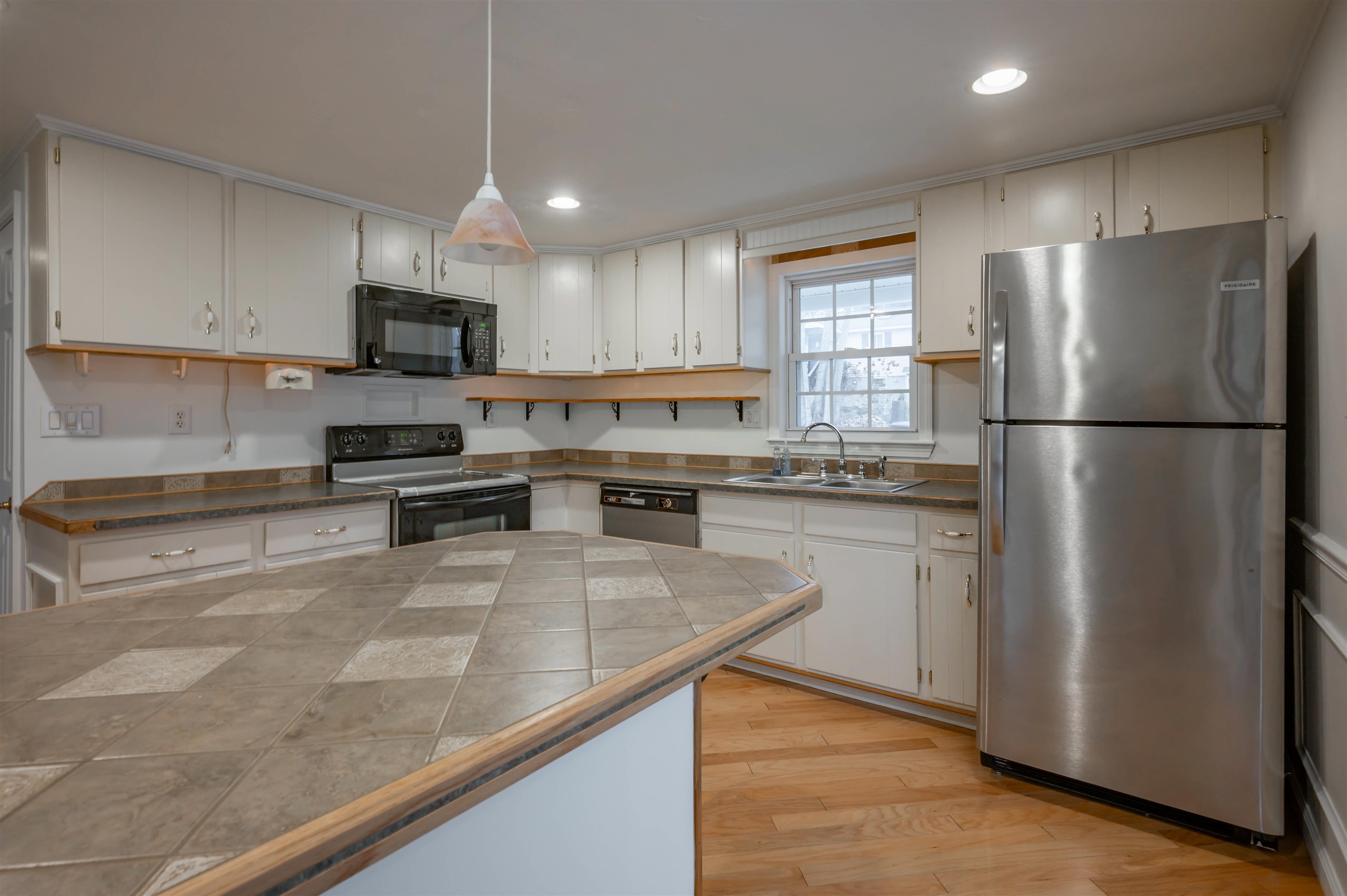 5 Betty Lane Salem, NH 03079 - Photo 12 of 36