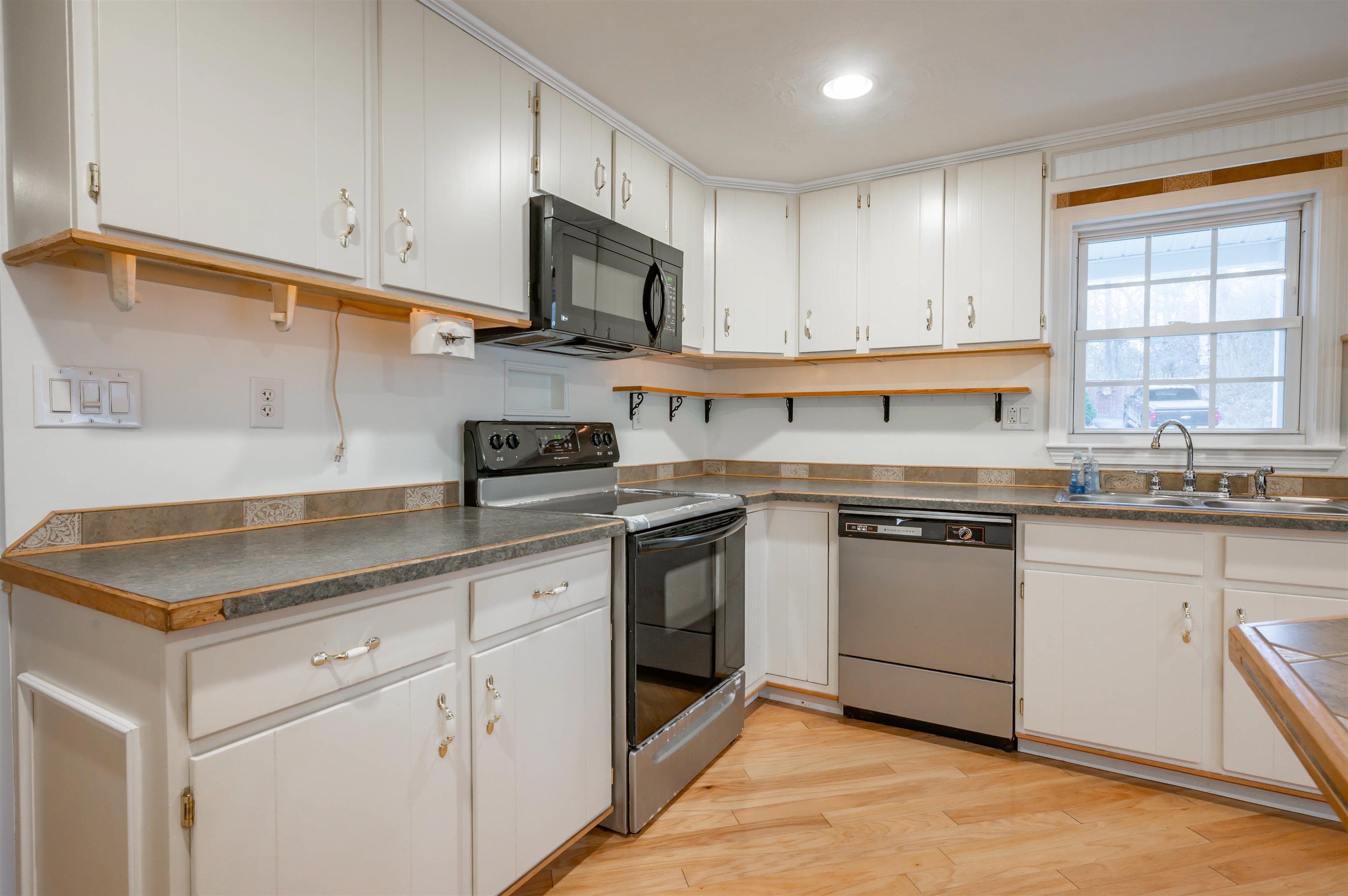 5 Betty Lane Salem, NH 03079 - Photo 8 of 36