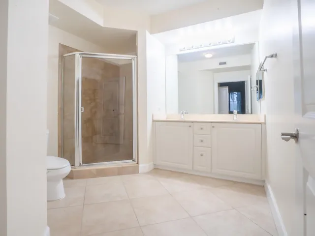 view of an empty room with cabinet and mirror