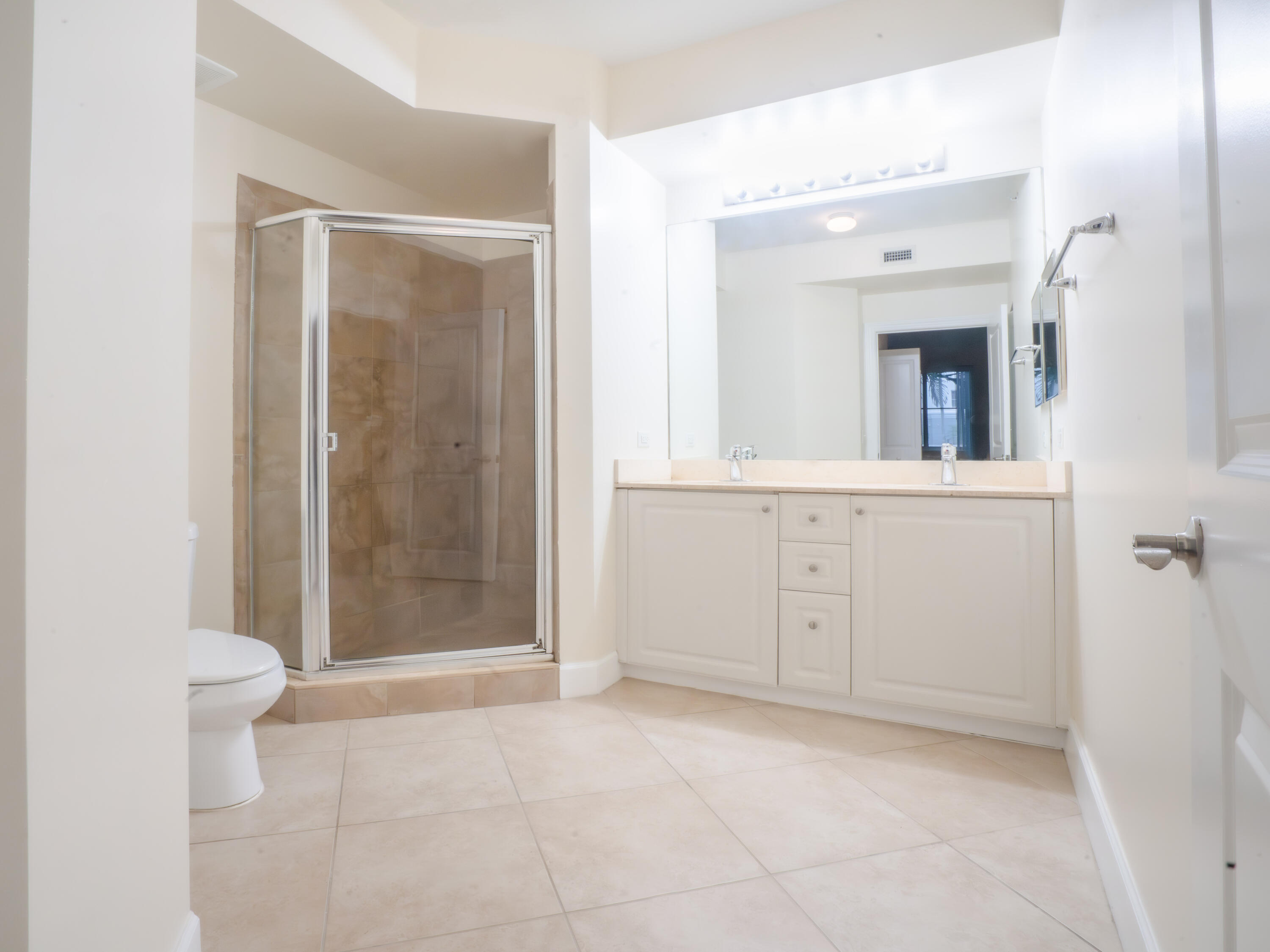 1660 Renaissance Commons Boulevard, Unit 2122 Boynton Beach, FL 33426 - Photo 4 of 38 view of an empty room with cabinet and mirror