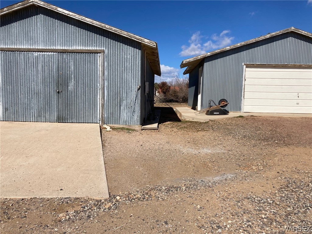 3460 Bouse Road Golden Valley, AZ 86413 - Photo 53 of 79 a view of a house with backyard
