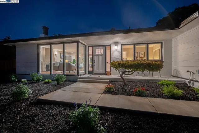 a view of a house with backyard and garden
