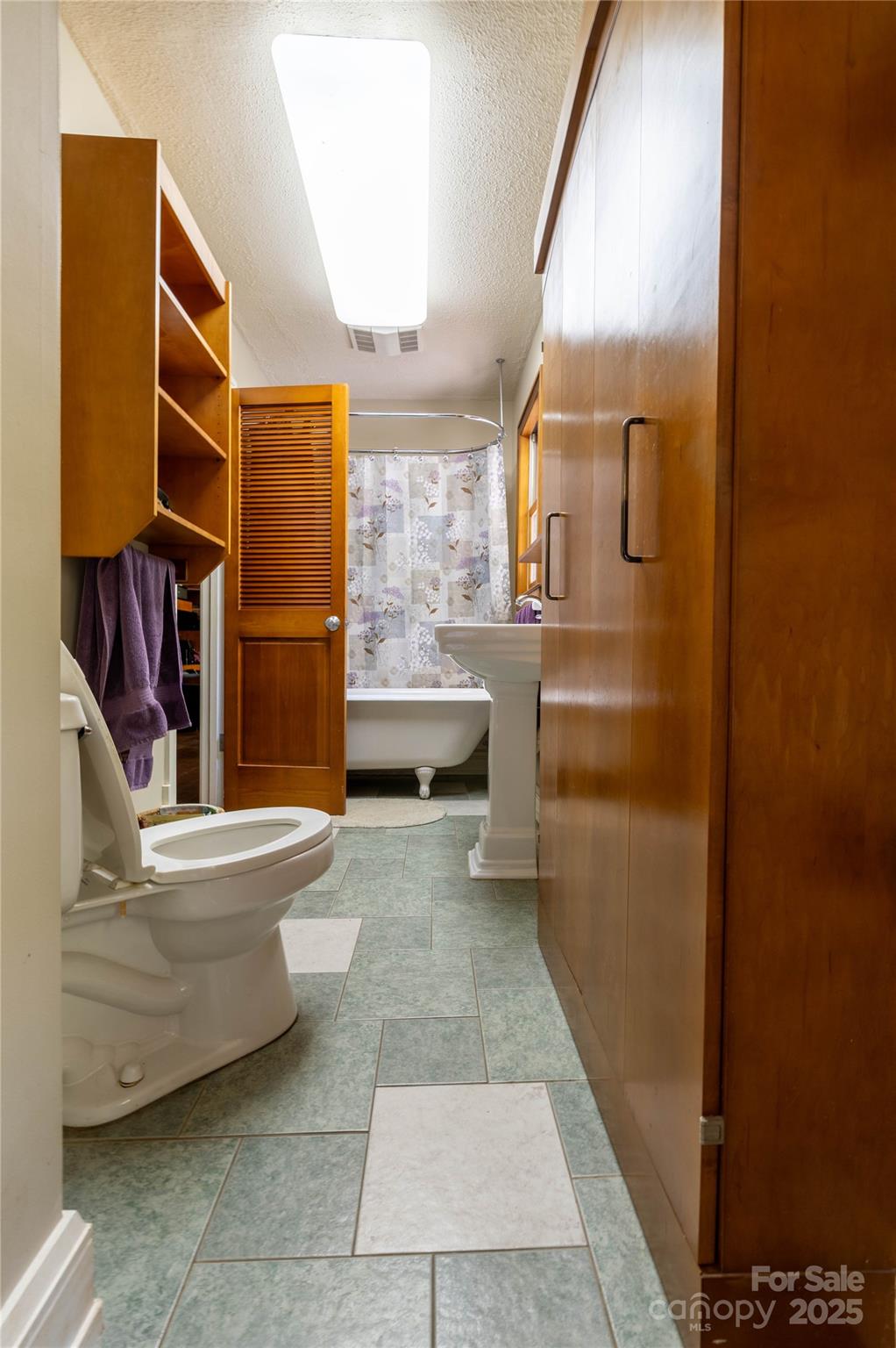 7825 Buck Creek Road Marion, NC 28752 - Photo 30 of 48 a bathroom with a bathtub and toilet