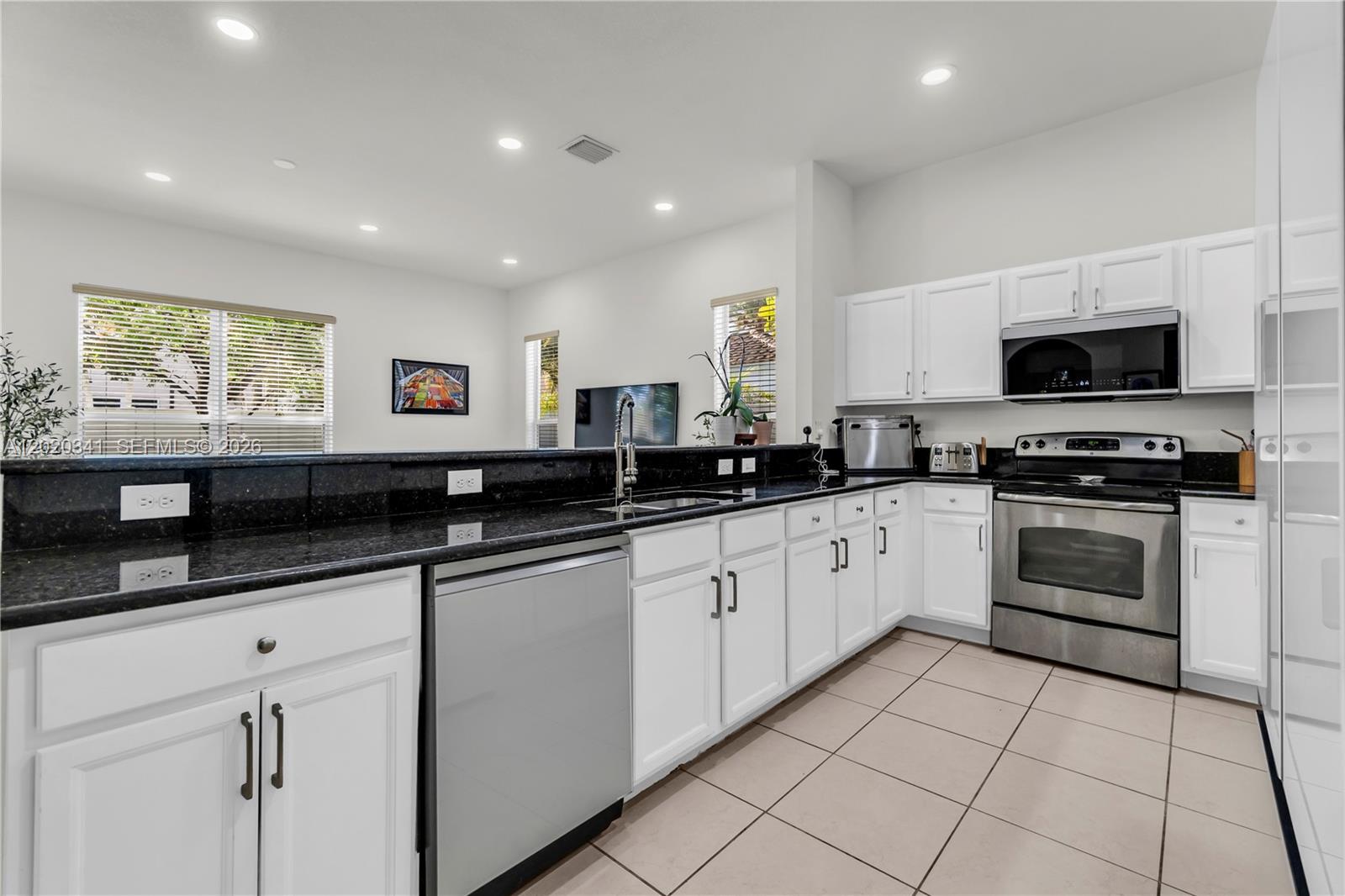 17064 Southwest 90th Way Miami, FL 33196 - Photo 11 of 36