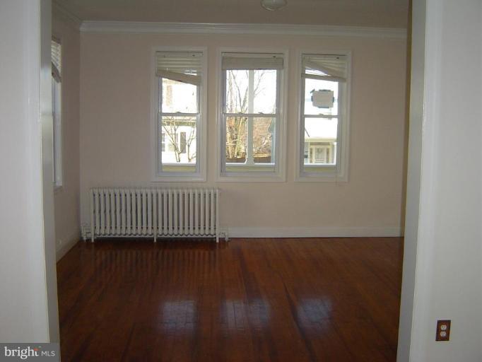 4015 Ridgecroft Road Baltimore, MD 21206 - Photo 2 of 8 Living Room