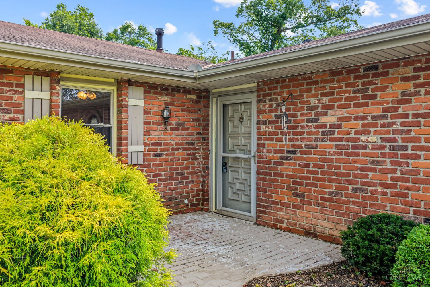 741 Stuart Lane Cincinnati, OH 45245 - Photo 4 of 30