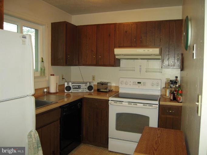 313 Londontown Road Edgewater, MD 21037 - Photo 7 of 25 a kitchen with a sink stove and cabinets
