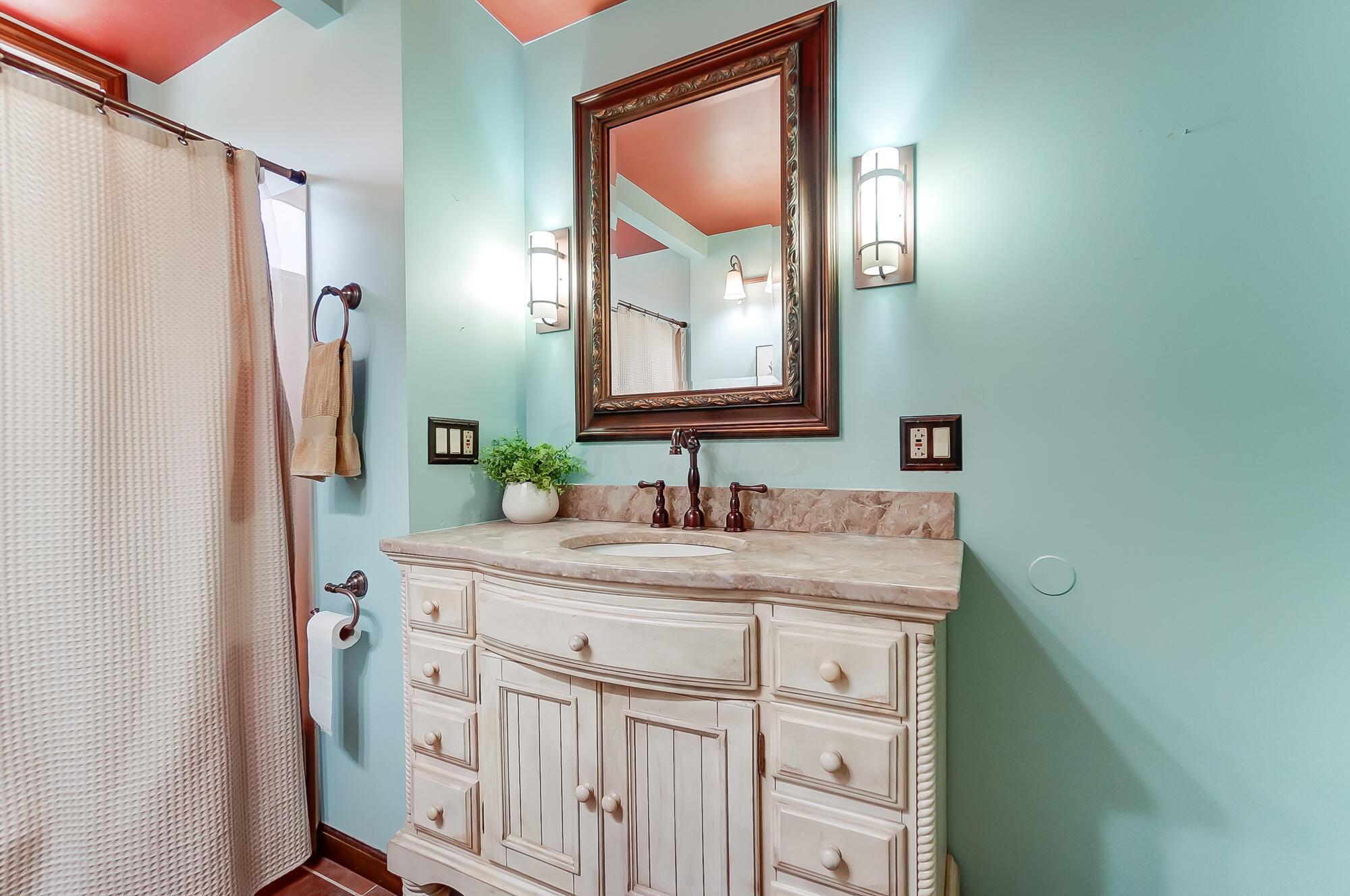 4084 Kenny Road Columbus, OH 43220 - Photo 32 of 63 Full bath