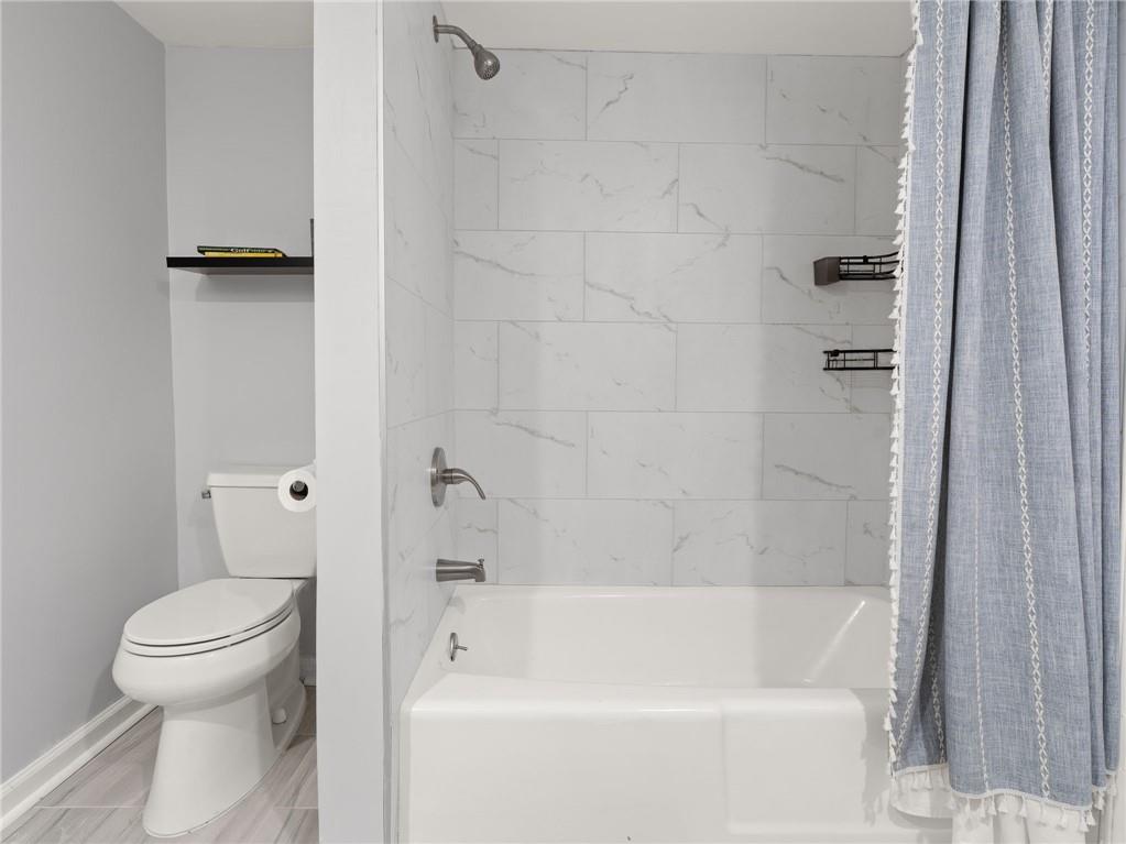 6851 Roswell Road, Unit H26 Atlanta, GA 30328 - Photo 23 of 49 a bathroom with a toilet and a bathtub