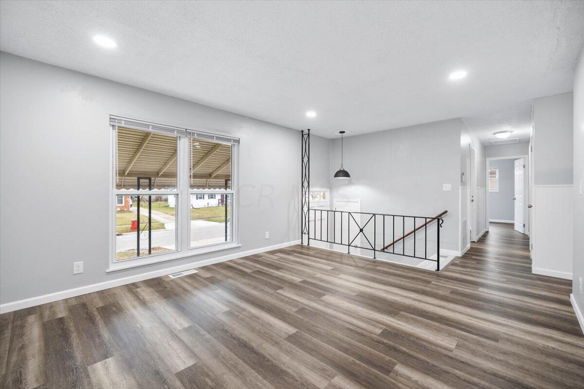 5226 Edgeview Road Columbus, OH 43207 - Photo 6 of 25 06-Livingroom-5226 Edgeview Rd -010