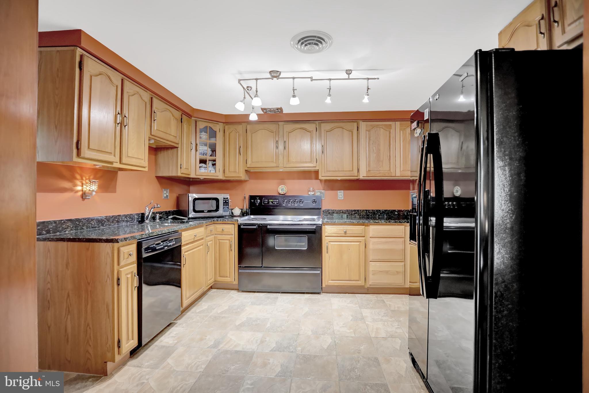 2421 Lodge Farm Road Baltimore, MD 21219 - Photo 19 of 43 cabinets