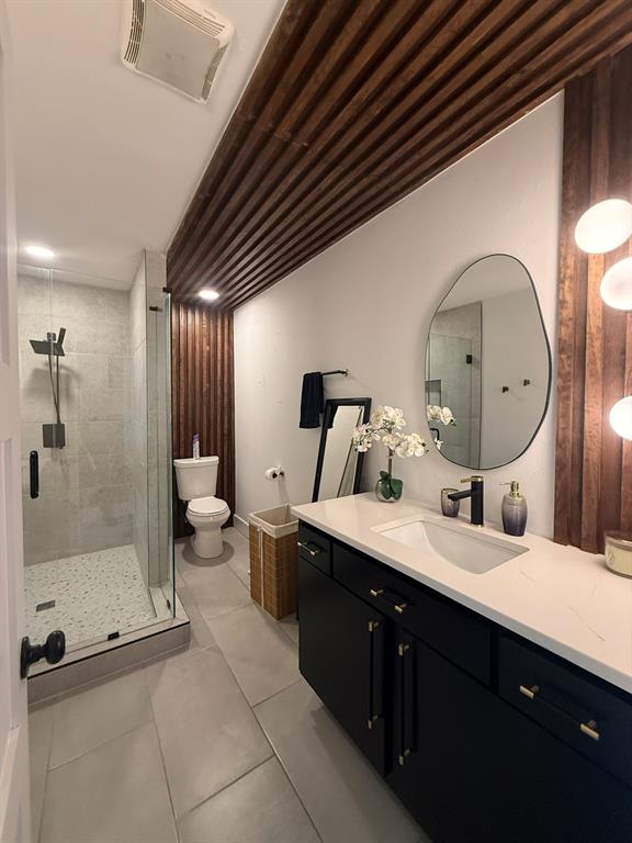 4347 Dickason Avenue, Unit 111 Dallas, TX 75219 - Photo 33 of 37 a spacious bathroom with a double vanity sink a mirror and a bathtub