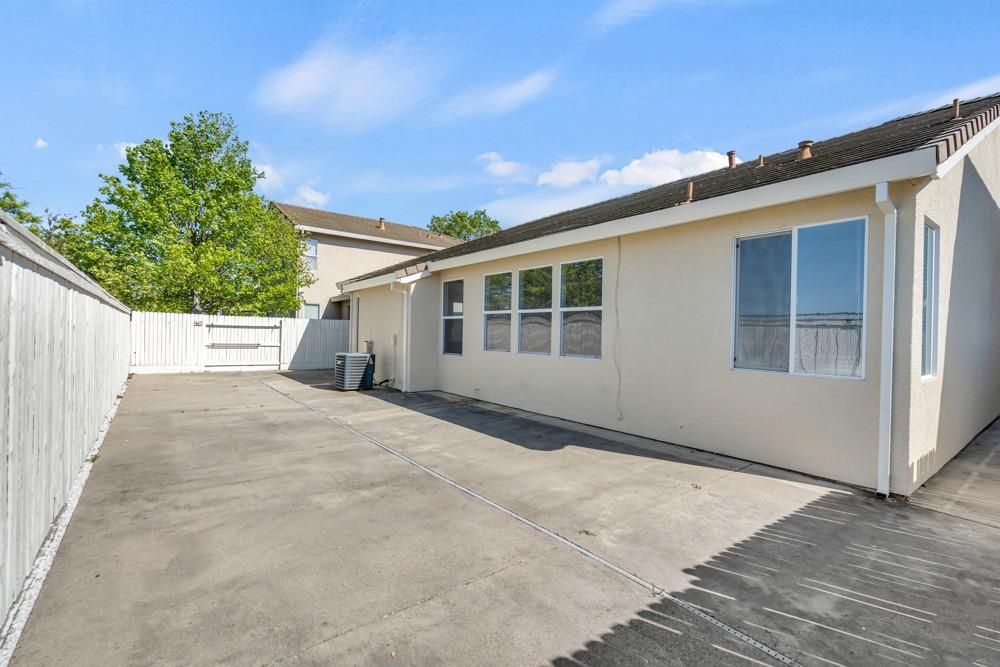 6217 Jefjen Way Elk Grove, CA 95757 - Photo 35 of 41 front view of a house with a yard