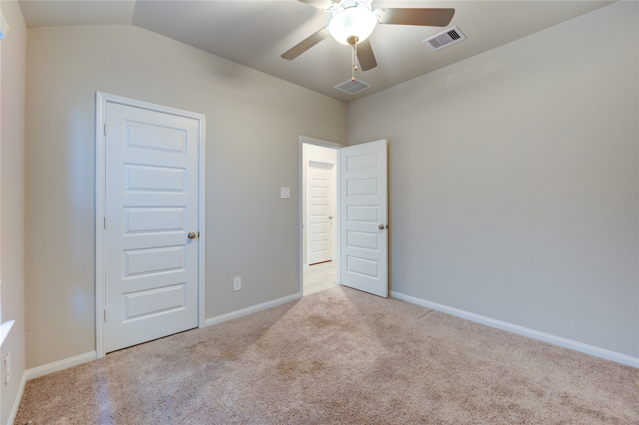 1207 Cascade Hls Drive Rosharon, TX 77583 - Photo 35 of 41 an empty room with closet and a ceiling fan
