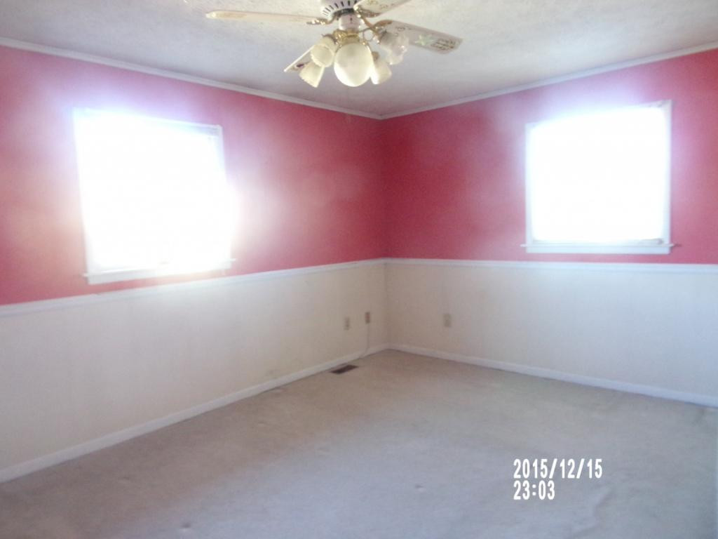 1045 Harold Cemetery Road Greeneville, TN 37745 - Photo 4 of 6 master bedroom