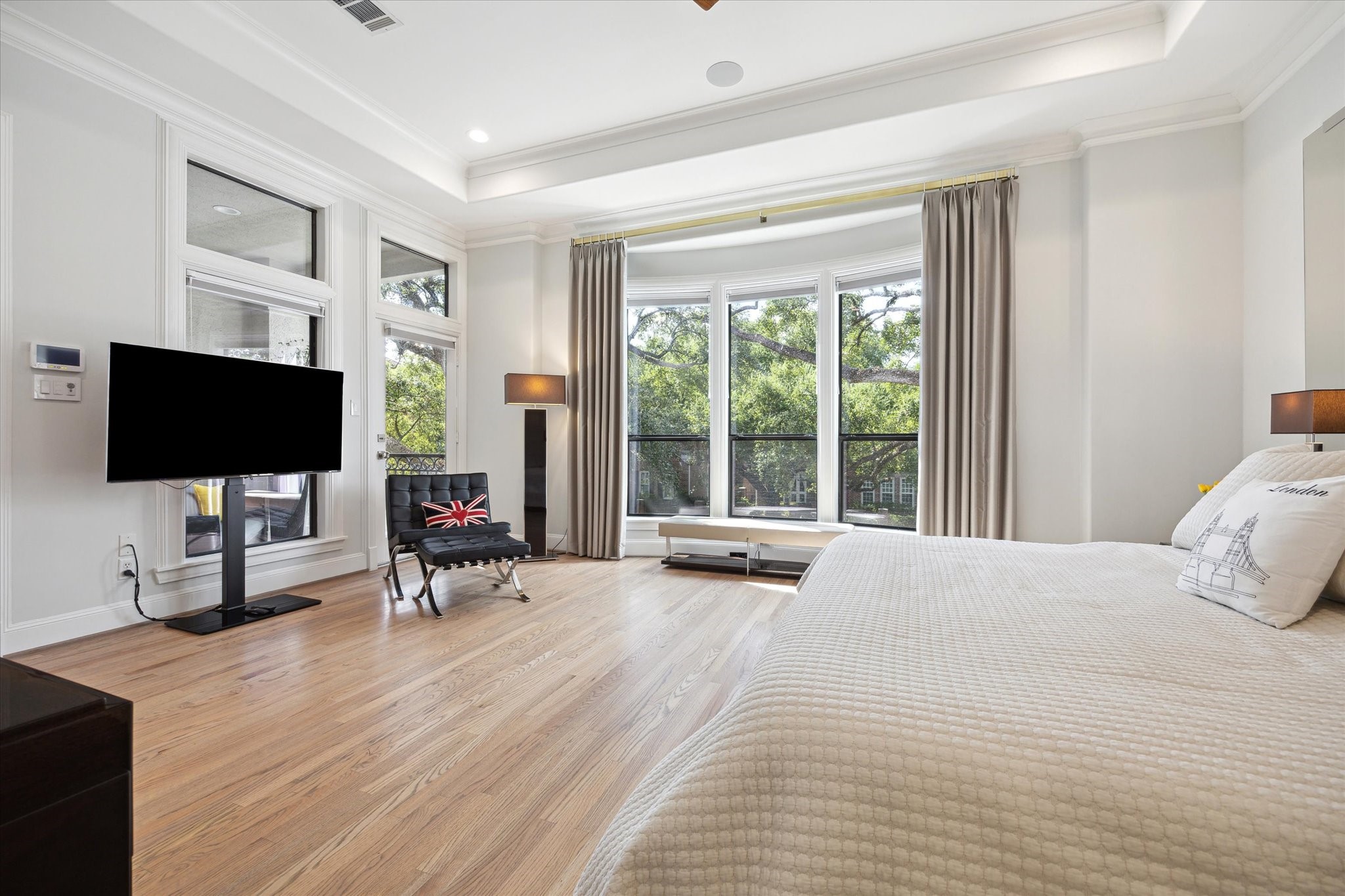 2911 Mid Lane Houston, TX 77027 - Photo 21 of 31 a view of a livingroom with workspace and a flat screen tv