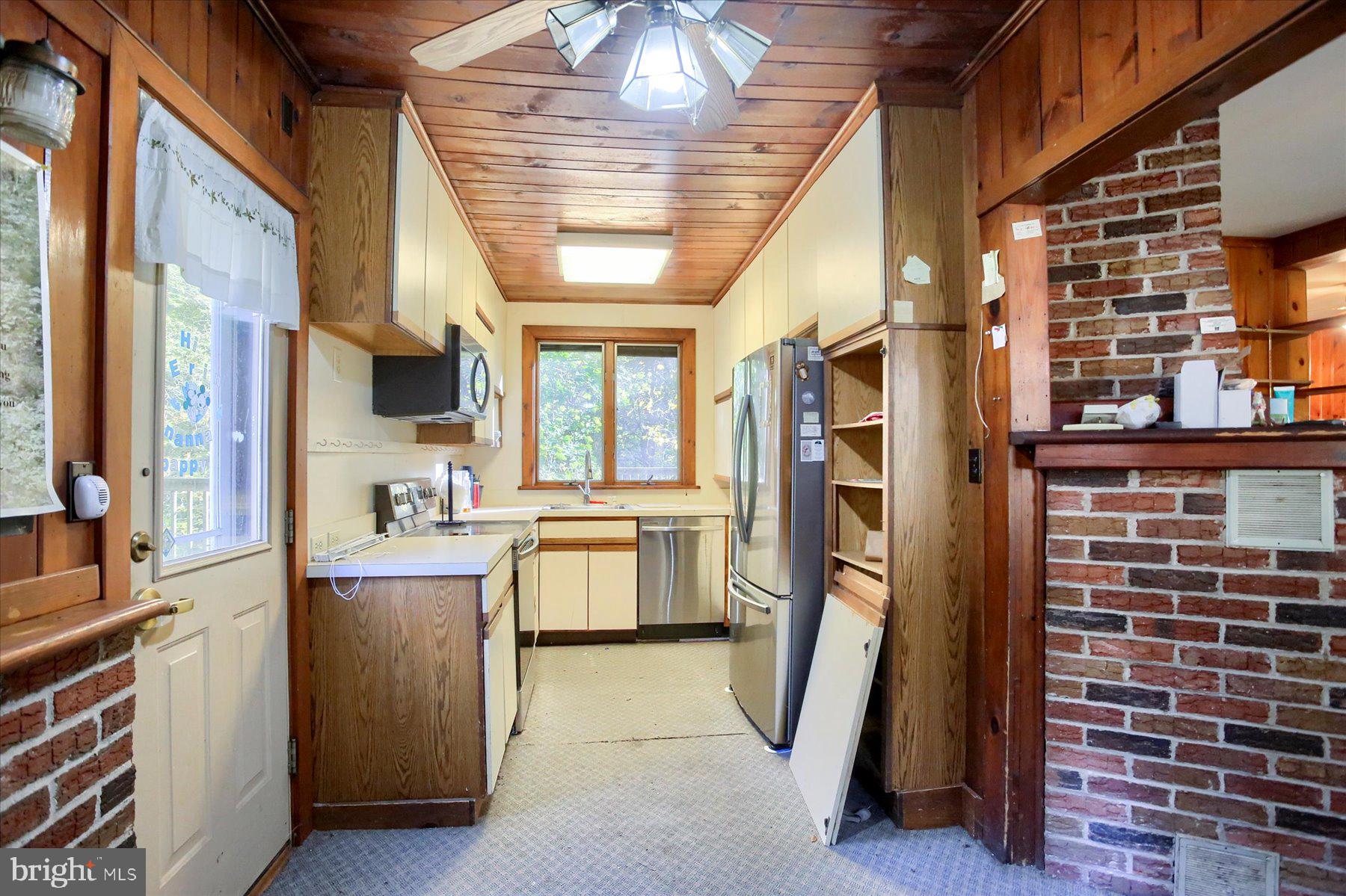 1025 Roberts Valley Road Harrisburg, PA 17110 - Photo 12 of 38 a workspace with furniture and window