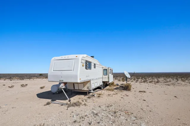 a view of a house with a dry yard