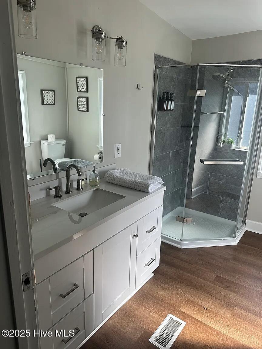 217 North 11th Street Wilmington, NC 28401 - Photo 12 of 18 Main Bedroom Bathroom