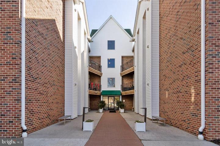 936 Bay Ridge Avenue, Unit 301 Annapolis, MD 21403 - Photo 4 of 35 Unbelievable location in the heart of Eastport